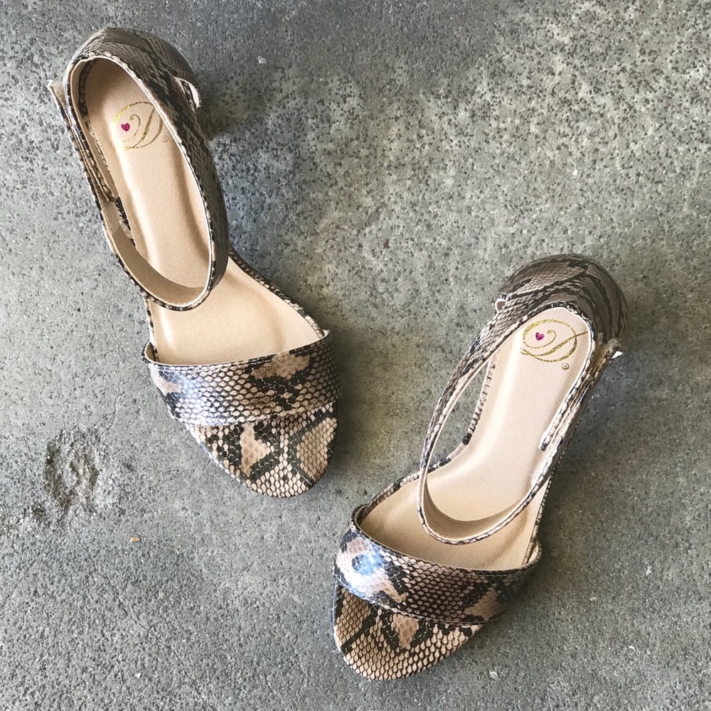 1 Left! Delicious Python Velcro Ankle Strap Heel - Picture 4 of 8